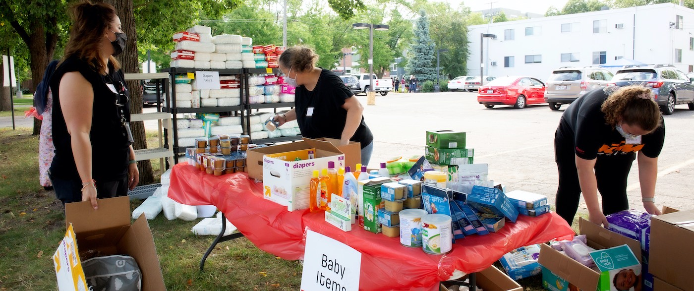 women volunteering